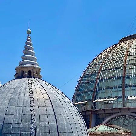 The Navel Of On Via Toledo * Neapol