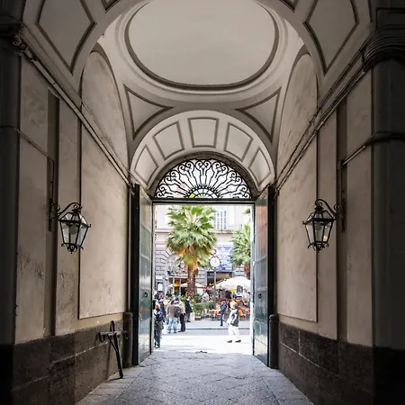 The Navel Of On Via Toledo * Neapol