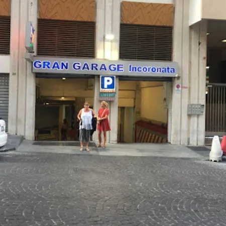 The Navel Of On Via Toledo * Neapol